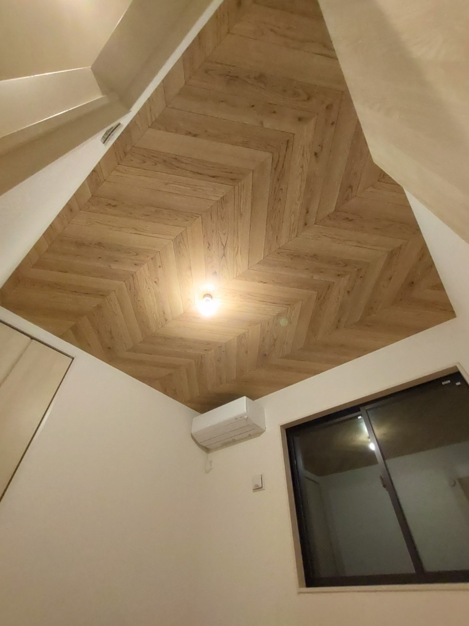 4_ヘリンボーン柄天井がおしゃれ  木目調の突板で個性を出すインテリア